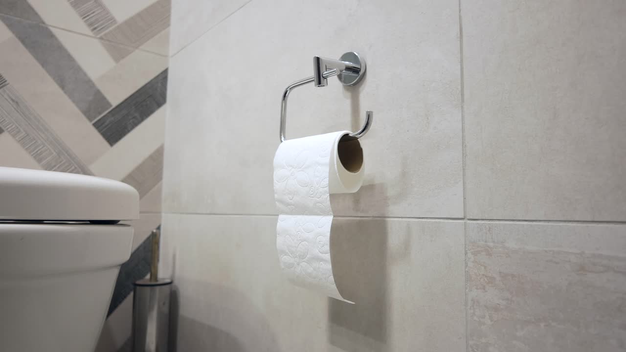 화장실에는 화장실 종이가 있습니다.