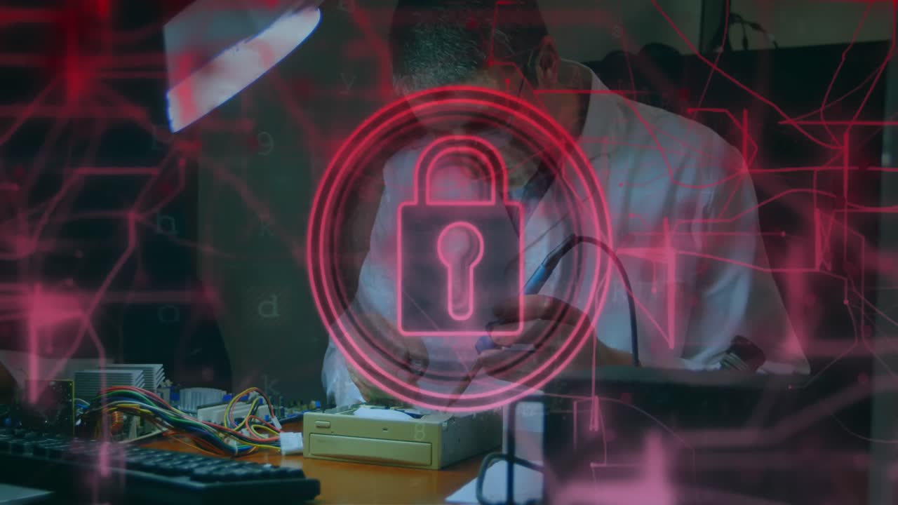animación del icono del candado de seguridad sobre un ingeniero caucásico soldando una placa de circuito eléctrico