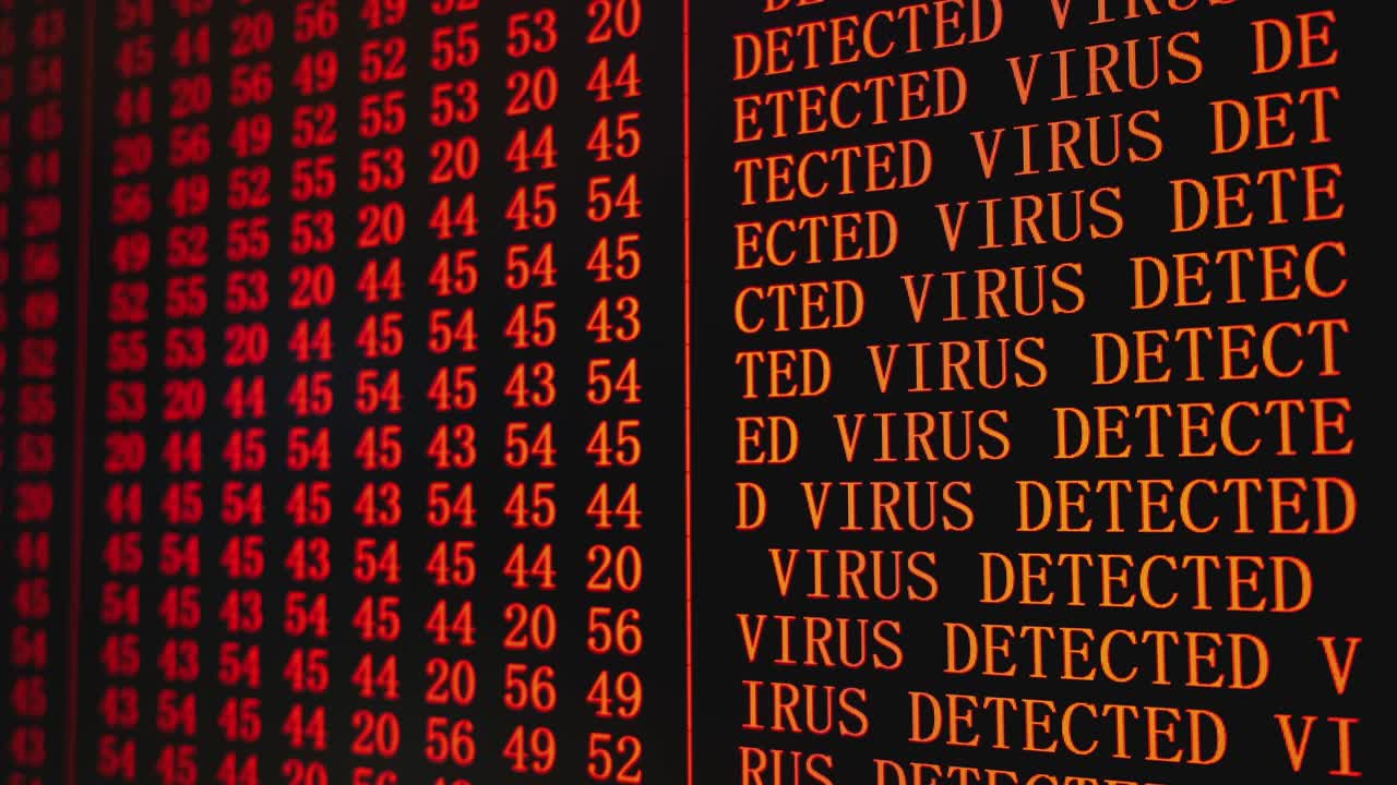 el programa detectó un virus con texto rojo en la pantalla de la computadora.