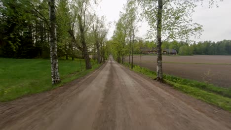 Blick-Nach-Vorne-Auf-Ein-Auto,-Das-An-Einem-Ruhigen-Morgen-Sanft-Eine-Atemberaubende-Landstraße-Entlangfährt