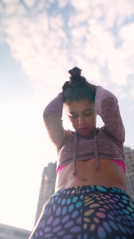 mujer estirándose al aire libre