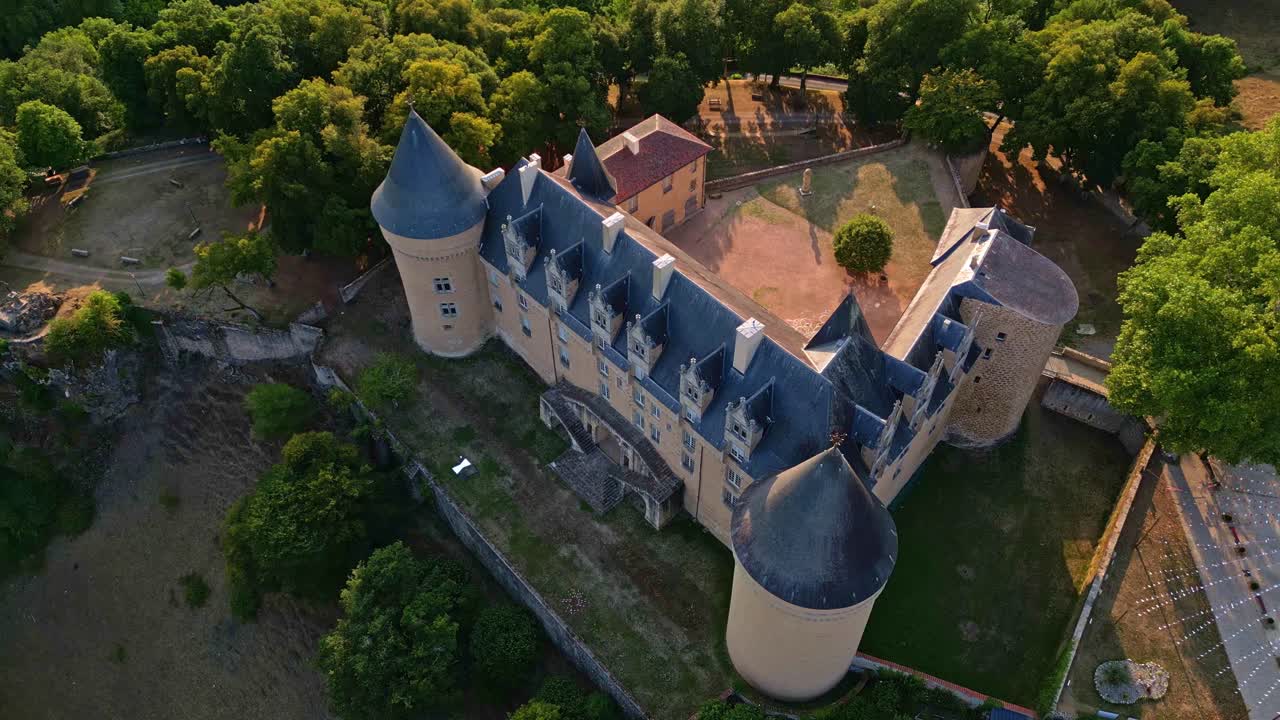 Museo dipartimentale di arte contemporanea, Château de Rochechouart, castello, Haute-Vienne, Francia. Vista aerea dall'alto