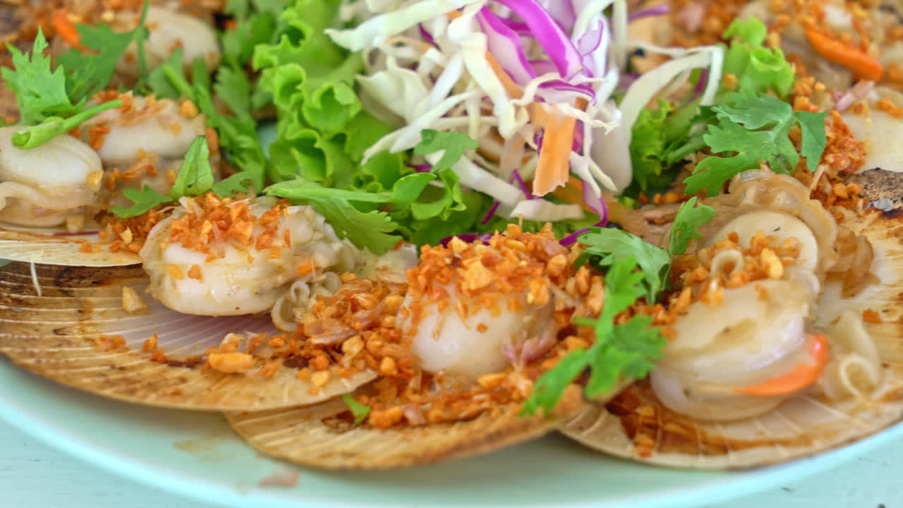 버터와 마늘로 구운 가리비 - 해산물 스타일