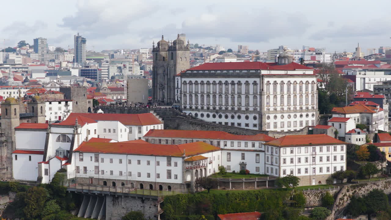 Palazzo episcopale con la cattedrale di Porto sullo sfondo, nel centro storico di Porto, in Portogallo. Ampia ripresa aerea con drone.