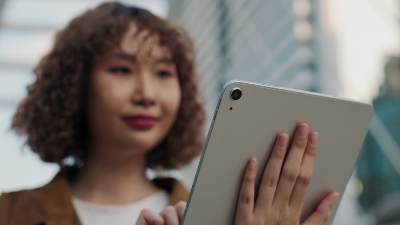 도시에서 태블릿을 사용하는 여성