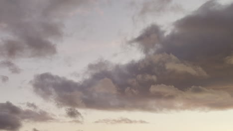 Zeitraffer-Von-Wolken,-Die-Sich-Während-Des-Sonnenuntergangs-Am-Himmel-Bewegen