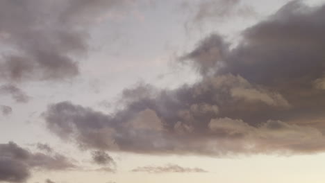 Timelapse-De-Nubes-Moviéndose-En-El-Cielo-Durante-La-Puesta-De-Sol