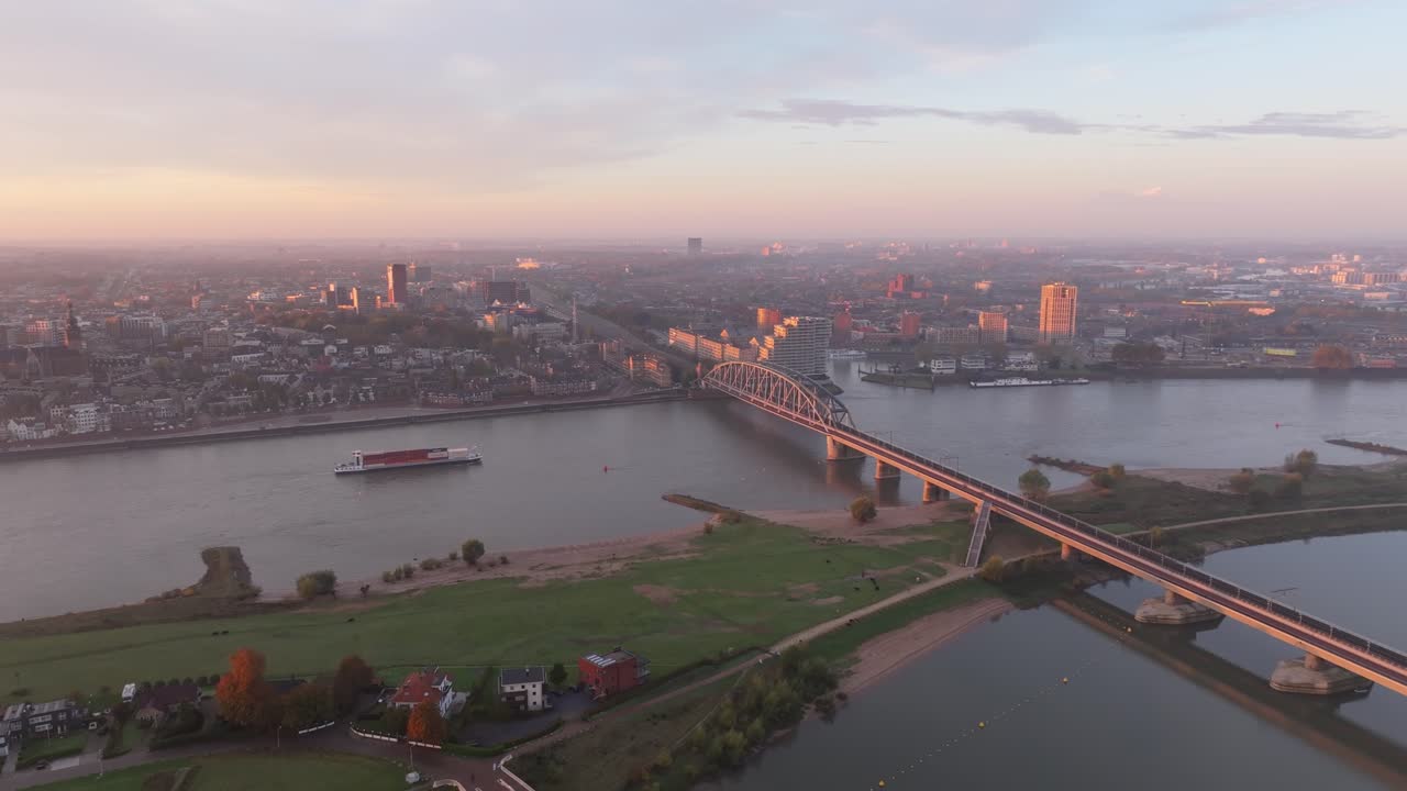 Vista aerea del Waalbrug e nave con Nimega sullo sfondo