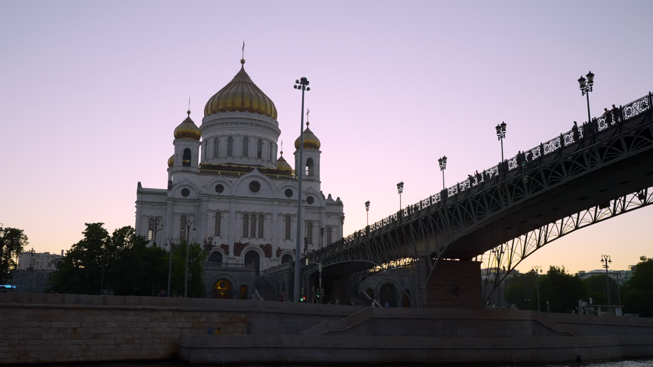 Église et pont à Moscou au coucher du soleil