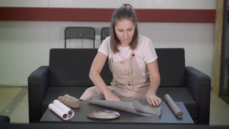 una mujer envolviendo un regalo.