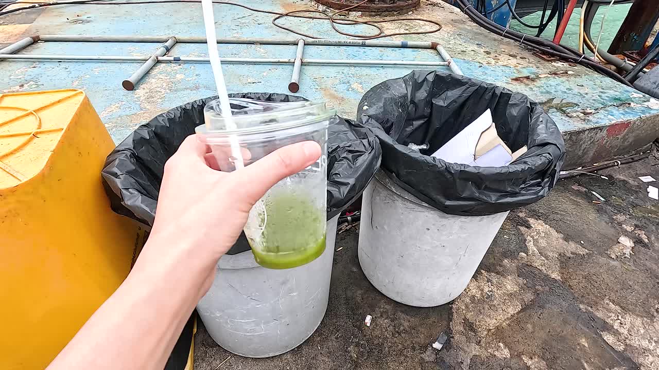 쓰레기통에서 버려진 음료