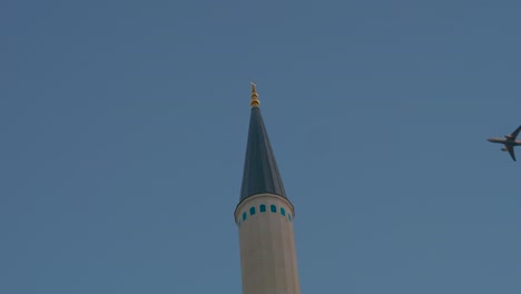 avión y minarete