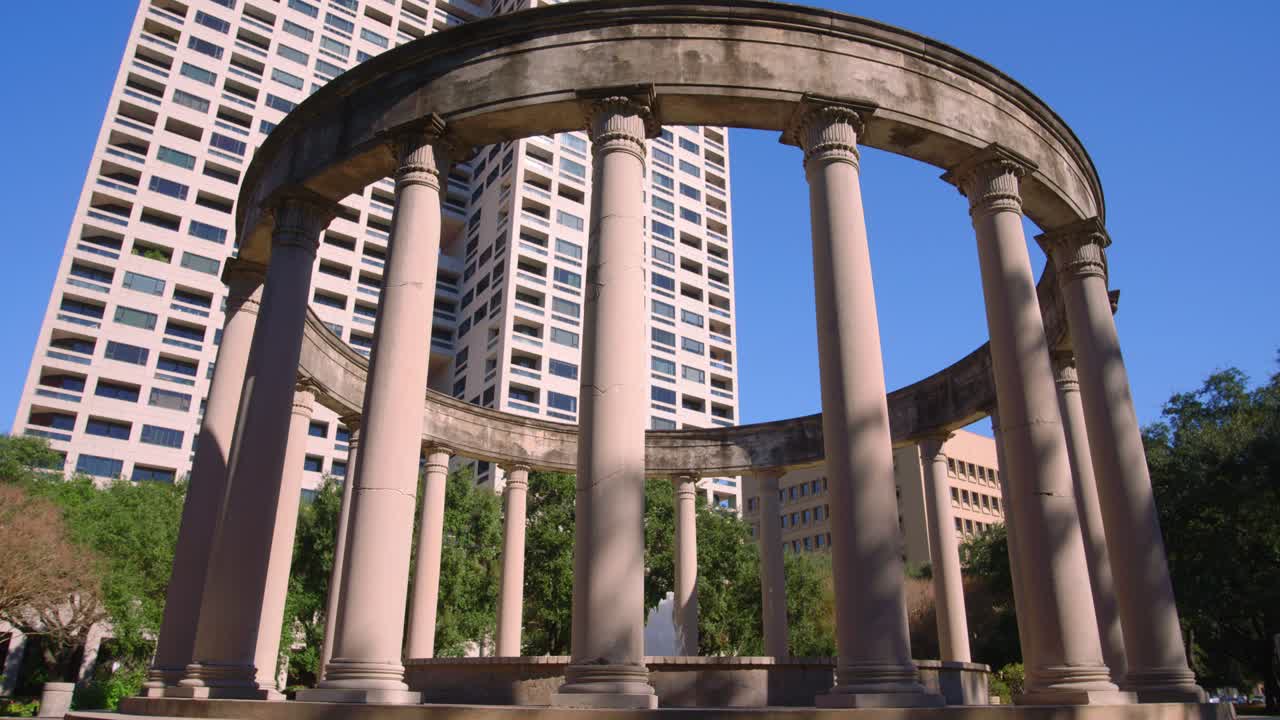 vista de bajo ángulo del monumento mecom rockwell colonnade en el distrito del museo de houston