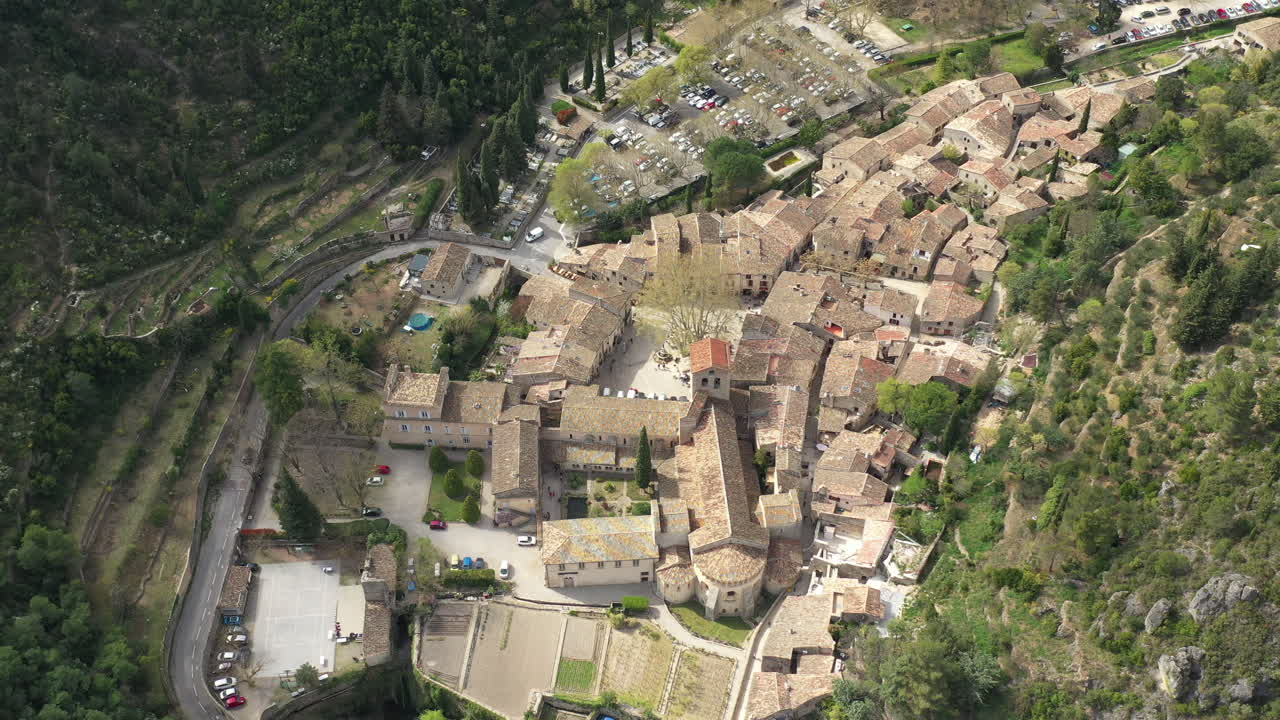 la abadía de gellone es una abadía benedictina en saint-guilhem-le-désert.