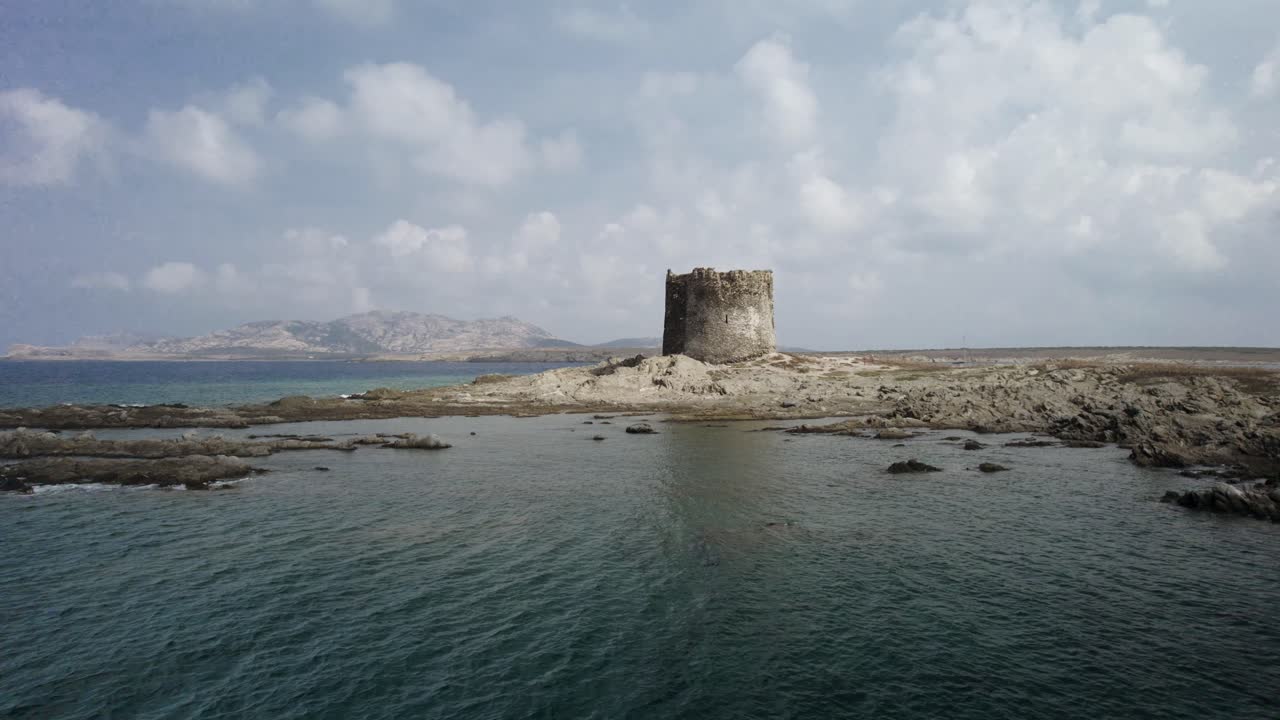 un lento acercamiento aéreo a la torre de vigilancia medieval construida en el siglo xvi en una pequeña isla rocosa