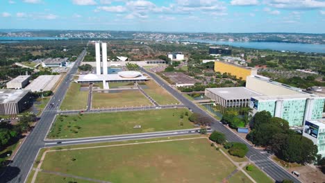 vista de brasilia, brasil, que muestra las oficinas gubernamentales, el congreso, la oficina de relaciones exteriores y el palacio presidencial, con un lago al fondo, antes de las elecciones presidenciales de 2022