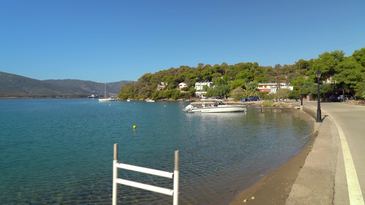 los barcos albergaron el anclaje de la bahía de neorio en la isla de poros, grecia