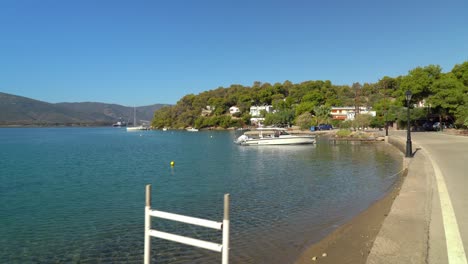 los barcos albergaron el anclaje de la bahía de neorio en la isla de poros, grecia