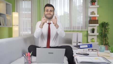 retrato de un hombre de negocios inteligente e inteligente.