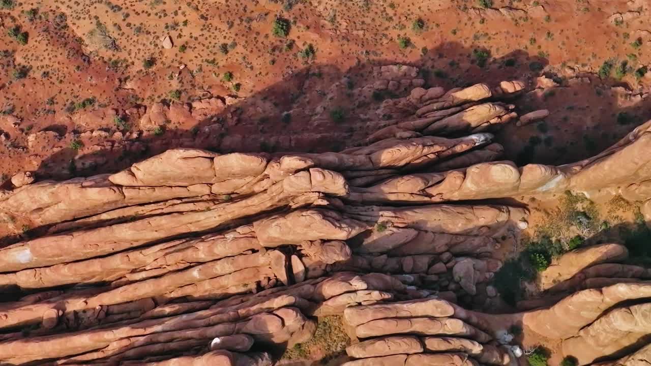 Vedute di paesaggi rocciosi nel Mojave, USA durante le ore diurne.