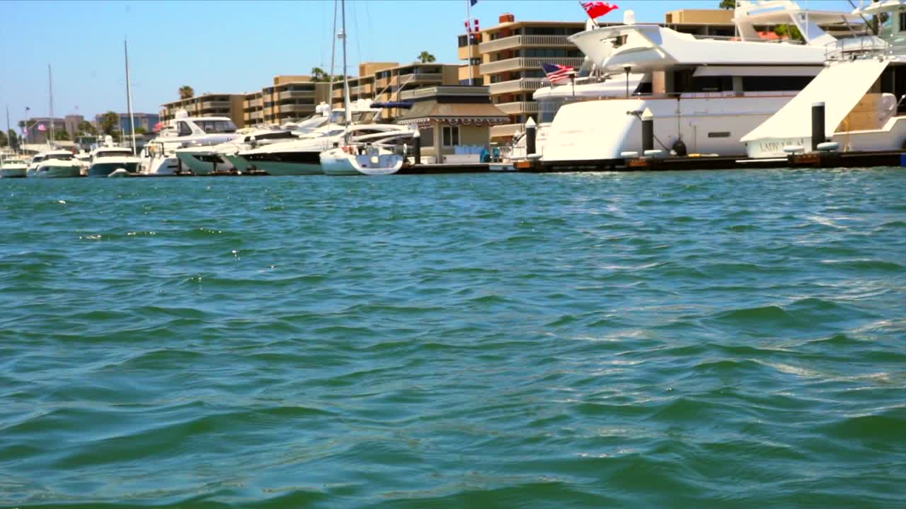 yates atracados en un muelle oceánico