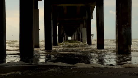 Wellen-Am-Strand-Unter-Einem-Pier