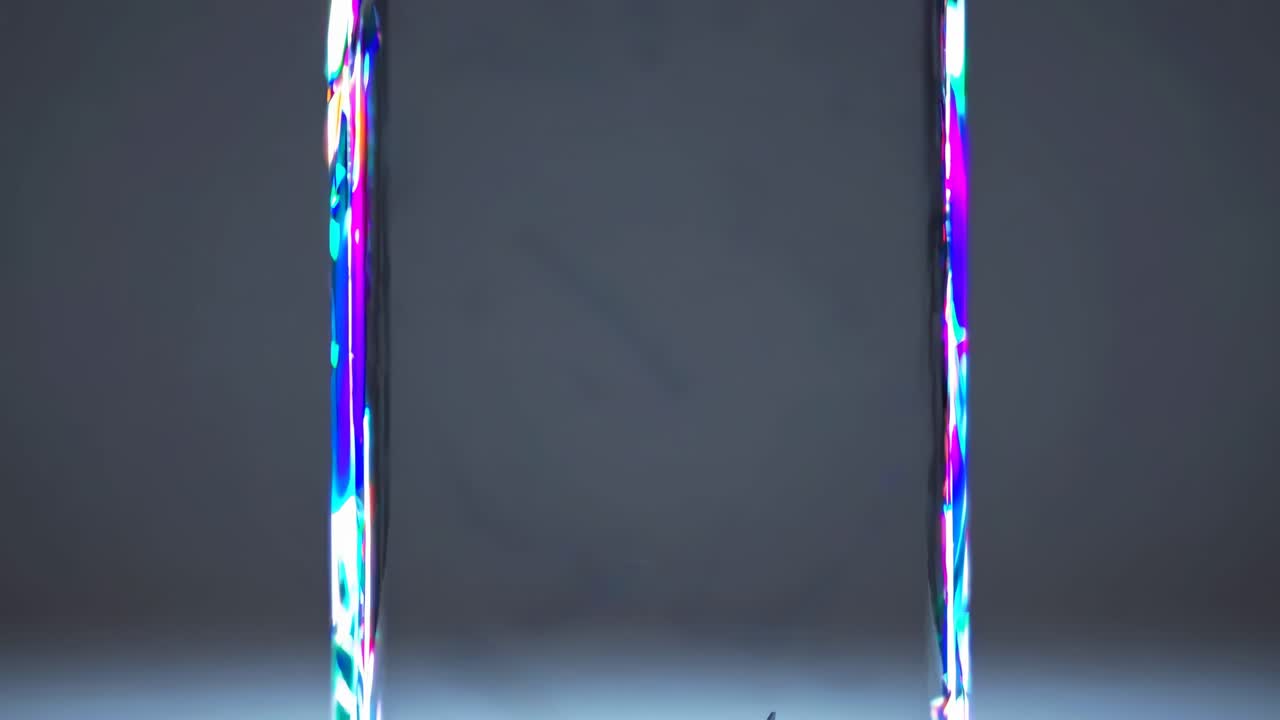 escultura de vidrio abstracta con zapatos de colores