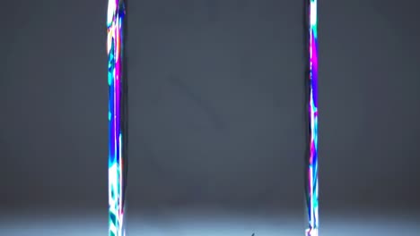 escultura de vidrio abstracta con zapatos de colores