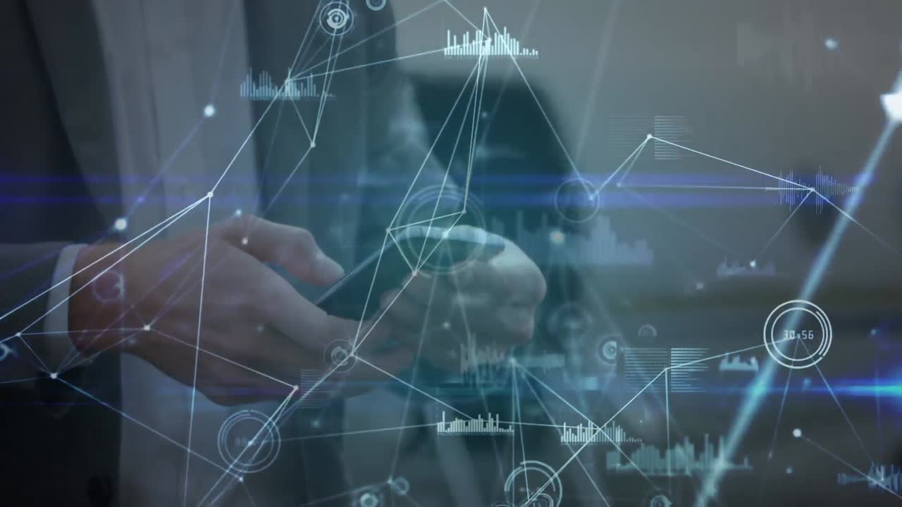 animación del procesamiento de datos sobre un empresario caucásico que usa un teléfono inteligente