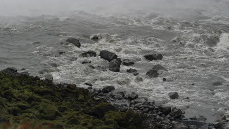 Filmaufnahme-Von-Stromschnellen-Entlang-Des-Jökulsá-Im-Gebirgsfluss-In-Der-Nähe-Des-Wasserfalls-Dettifoss-Island