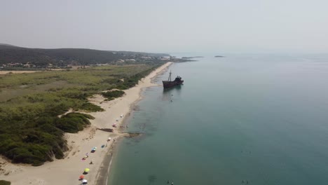 Enorme-Barco-Abandonado-Por-La-Costa