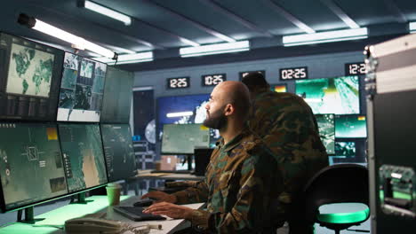 retrato de un agente militar trabajando en la sala de control, analizando datos aéreos