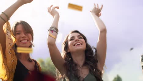 un grupo de amigos bailando en el festival de música.