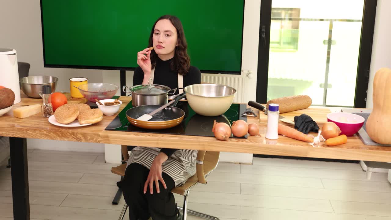 부에서 음식을 준비하는 여자