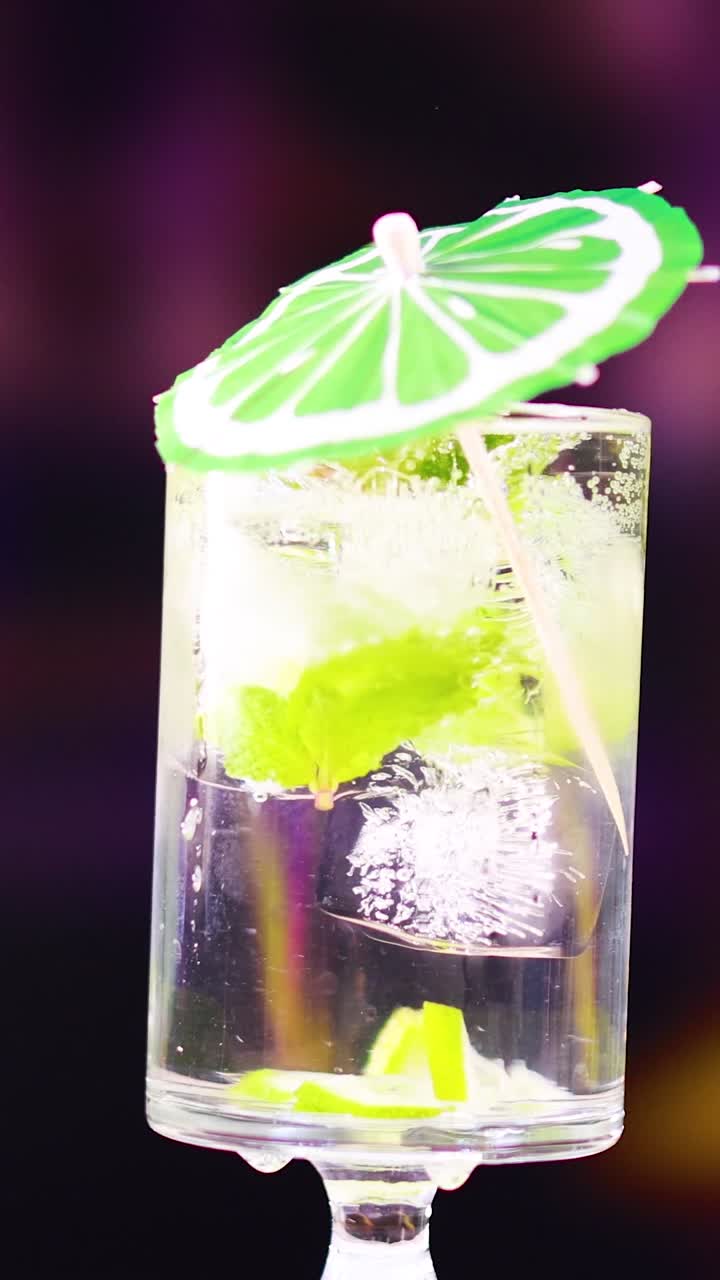 Un mojito vivace con lime, menta e ghiaccio in un'inquadratura verticale per i social media