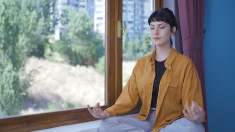 Junge-Frau-Macht-Yoga-Draußen-Vor-Dem-Fenster.