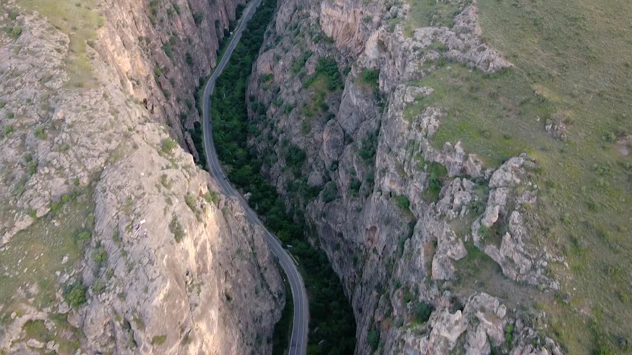 Drohnenaufnahme, die eine durch einen Canyon führende Straße enthüllt.