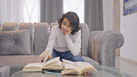 un niño indio confundido tratando de estudiar.