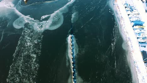 네덜란드 hardwijk에 있는 얼어붙은 wolderwijd 및 aquaduct veluwemeer의 공중 전망