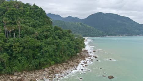 Schöner-Blick-Entlang-Des-Weißen-Strandes-Der-Küste-Mit-Hintergründen-Von-Silhouettenbergen-Auf-Puerto-Galera,-Philippinen