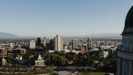 Toma-Aérea-Que-Muestra-Qué-Tan-Cerca-Está-El-Edificio-Del-Capitolio-De-Utah-Del-Centro-De-Salt-Lake-City.