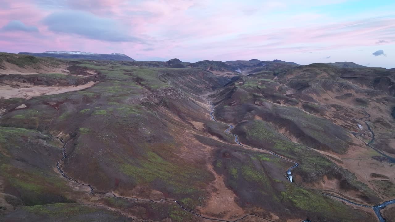 moviéndose hacia el valle de reykjadalur durante el amanecer rosa - hveragerdi - sur de islandia
