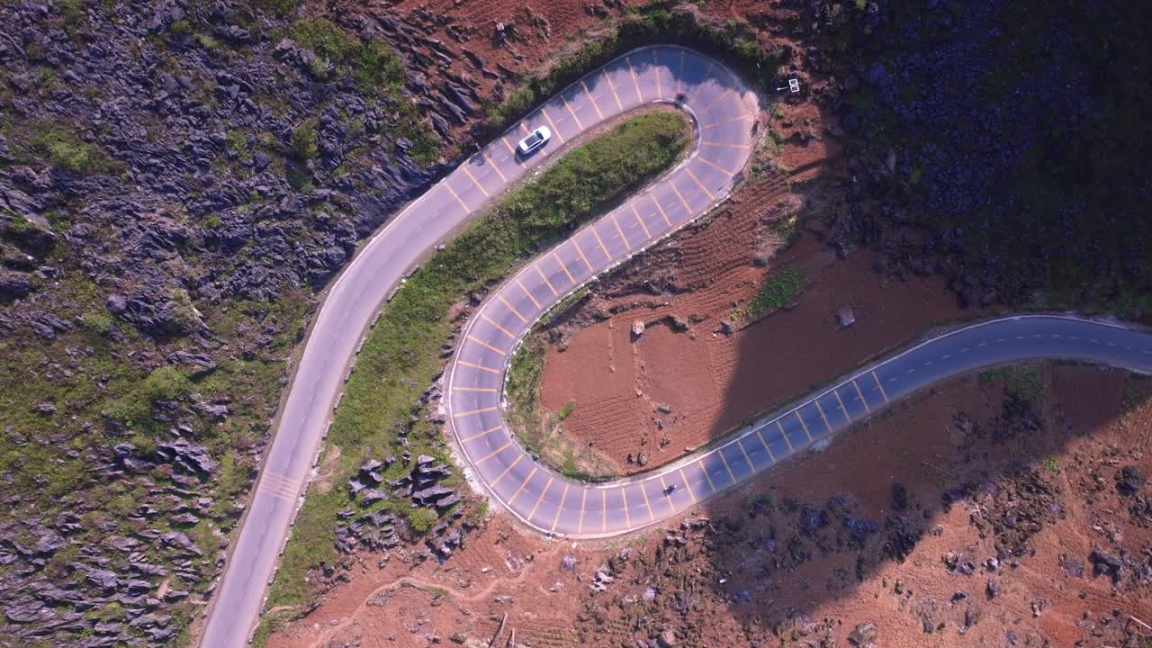 이 드론 영상은 베트남 북부 하의 휘어지는 도로의 놀라운 공중 전망을 포착합니다.