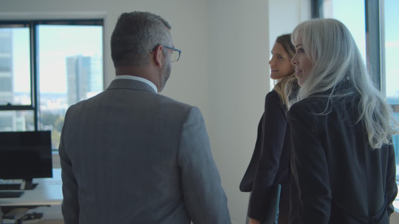 Manager donna che accompagna i partner commerciali nella sala riunioni