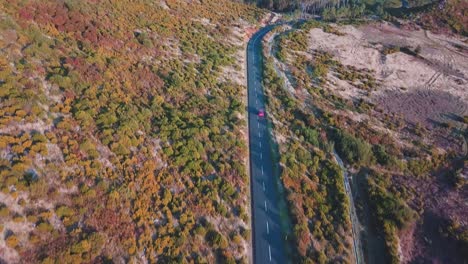 Rotes-Auto,-Das-Auf-Einer-Abgelegenen-Bergstraße-1818-Meter-über-Dem-Meeresspiegel-Auf-Der-Insel-Madeira,-Portugal,-Fährt---Luftdrohne