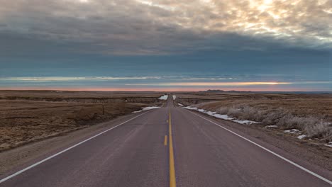 Camino-Al-Parque-Nacional-Badlands-Bajo-Un-Cielo-Nublado-En-Dakota-Del-Sur,-Estados-Unidos