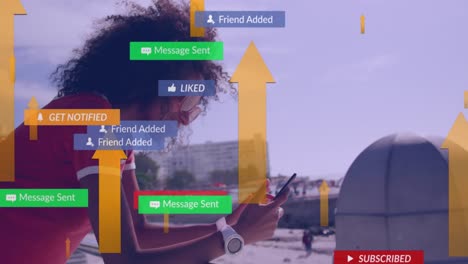 Animation-Von-Social-Media-Texten-Auf-Bannern-Mit-Digitalen-Symbolen-über-Einer-Frau,-Die-Ihr-Smartphone-Nutzt