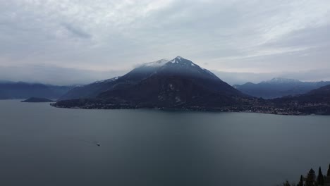 Este-Es-Quizás-Un-Día-Nublado-Feo,-Porque-Es-Gris,-Triste-Y-Nostálgico,-Pero-Cuenta-Muchas-Historias-Con-Agua,-Cielo-Y-Movimientos-De-Drones.