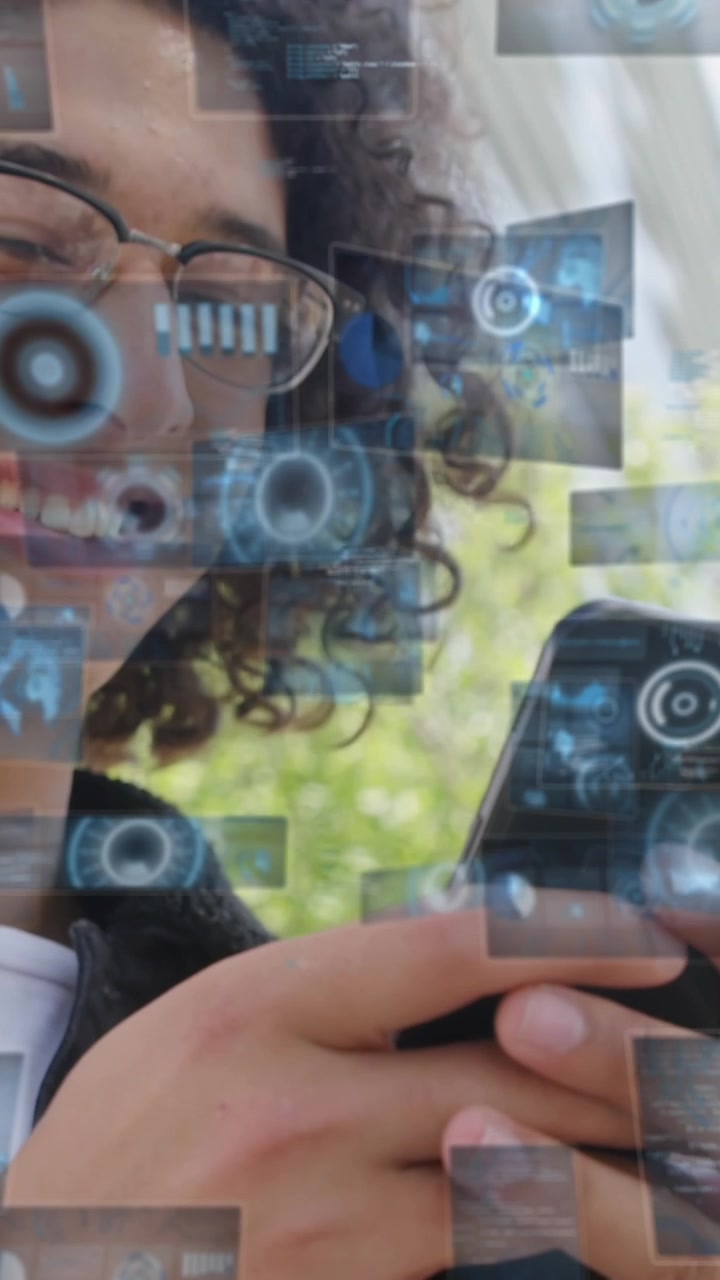 Jovem sorridente usando smartphone com sobreposição de dados digitais