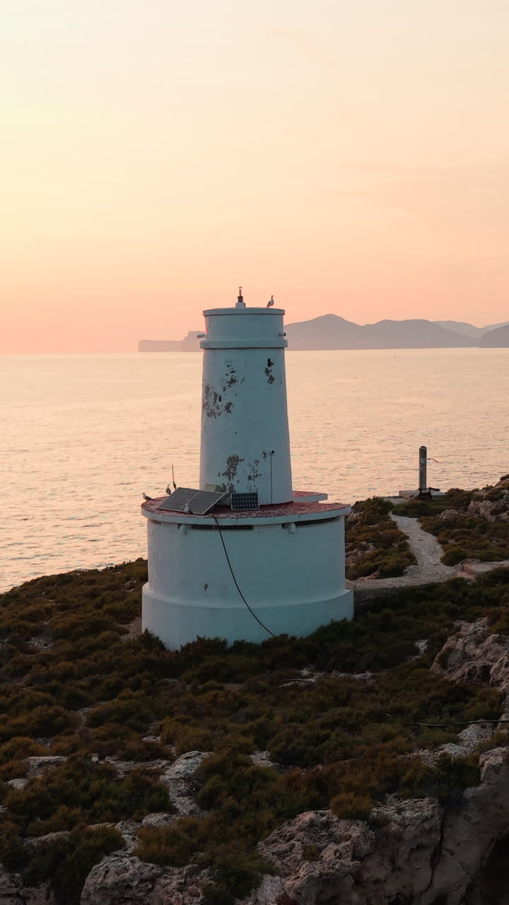 Faro al tramonto